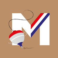 [Eme dieciochera blanca con banda presidencial y trompo]