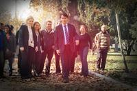 [Marco Enríquez-Ominami con sus partidarios en un parque]