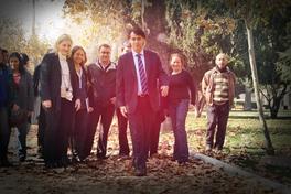 [Marco Enríquez-Ominami con sus partidarios en un parque]