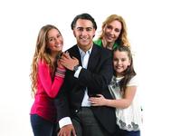 [Fotografía oficial de Marco Enríquez-Ominami junto a su familia]