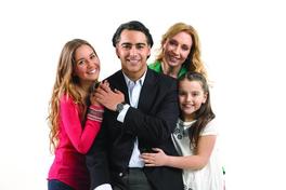 [Fotografía oficial de Marco Enríquez-Ominami junto a su familia]