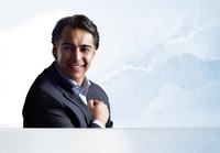 [Marco Enríquez-Ominami con el puño en el corazón y fondo de nubes]