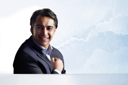 [Marco Enríquez-Ominami con el puño en el corazón y fondo de nubes]