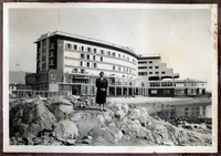 Retrato plano general, Hotel Antofagasta, ubicado frente al mar y una señora en los roqueríos