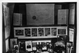 [Biblioteca Nacional, vitrinas de la Sala Medina]