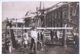 [Biblioteca Nacional en construcción, se divisan andamios y trabajadores]