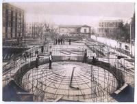 [Biblioteca Nacional en construcción, se divisa el cielo, techumbres y trabajadores]