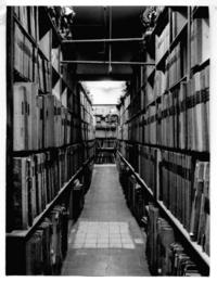 [Biblioteca Nacional, pasillo con las estanterías de depósito]