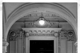 [Biblioteca Nacional. Puerta de acceso a la Sala José Toribio Medina, segundo piso]