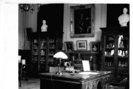 [Biblioteca Nacional. Sala José Toribio Medina, sala del Conservador, sector del escritorio]