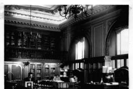 [Biblioteca Nacional. Sala de lectura de la Biblioteca Americana de Diego Barros Arana, se divisan mesas con libros y estanterías]