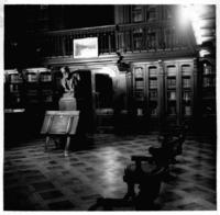 [Biblioteca Nacional. Sala de lectura de la Biblioteca Americana de Diego Barros Arana, se divisa estanterías y el busto de don Diego Barros Arana]