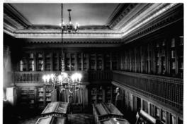 [Biblioteca Nacional. Salón del Museo Bibliográfico, se divisan estanterías y mesas de exhibición]
